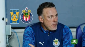 Gabriel Milito en el banco de suplentes en partido de Liga MX