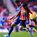 ugadores de Chivas y Cruz Azul disputando un balón en partido de Liga MX del Clausura 2026