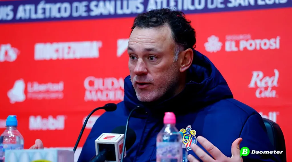 Rayados pone los ojos en Milito y Chivas tiene un problema que resolver