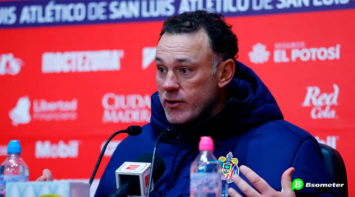 Rayados pone los ojos en Milito y Chivas tiene un problema que resolver