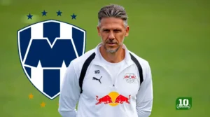 Martón Demichelis durante entrenamiento del Leipzig de Alemania, mientras sondea a jugador de Rayados como fichaje