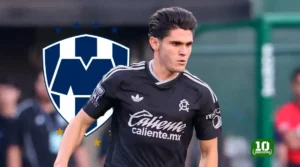 Israel Reyes durante un partido con América ante el interés de Rayados de Monterrey