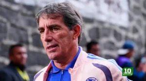 Guillermo Almada durante viaje con el América