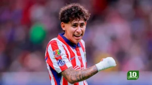 Santiago Sandoval durante un partido con Chivas de Guadalajara