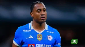 ALT imagen portada: Willer Ditta defendiendo la camiseta de Cruz Azul durante un partido de Liga MX